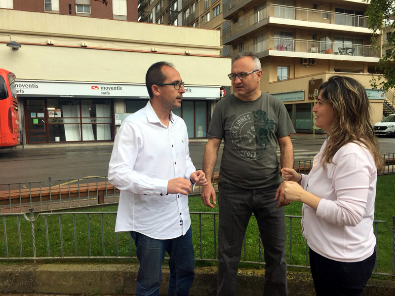 Lluís Puig, Emili Colls i Maria Puig, davant la parda d'autobusos a la plaça de Catalunya. (Foto: ERC Palamós i Sant Joan).