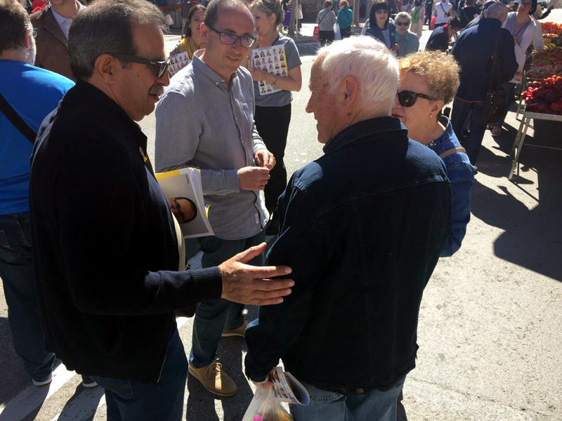 El candidat d'ERC a les municipals, Lluís Puig, fent campanya aquesta setmana. (Foto: ERC Palamós i Sant Joan).