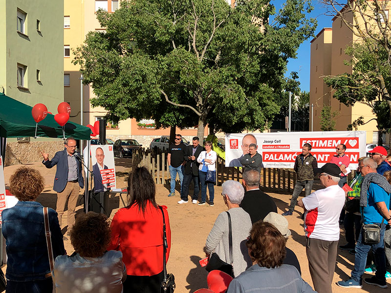 Josep Coll, ahir durant l'acte al barri de Mas Guàrdies. (Foto: PSC Palamós i Sant Joan).