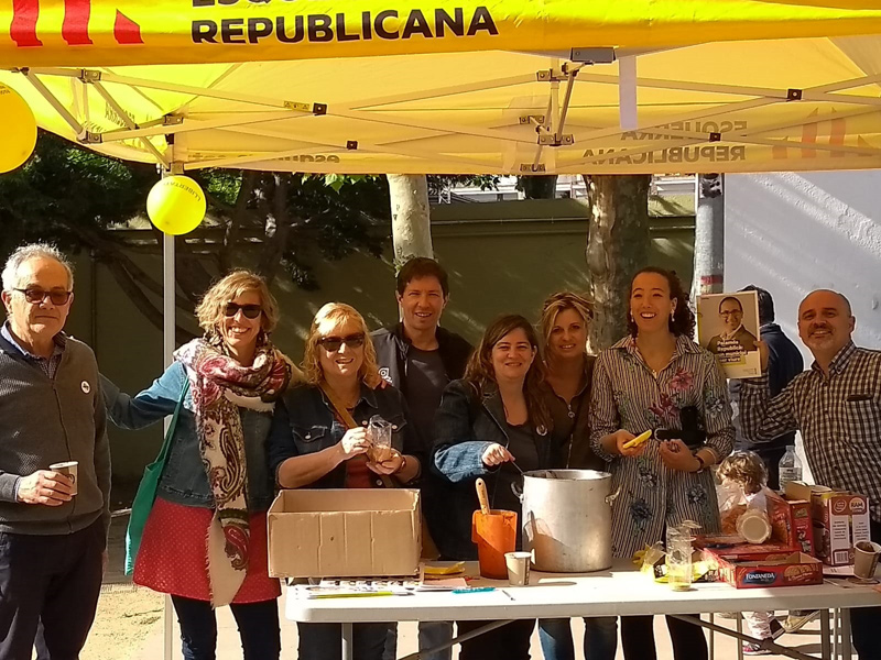ERC va fer ahir a la tarda una xocolatada a l'Arbreda. (Foto: ERC Palamós i Sant Joan).