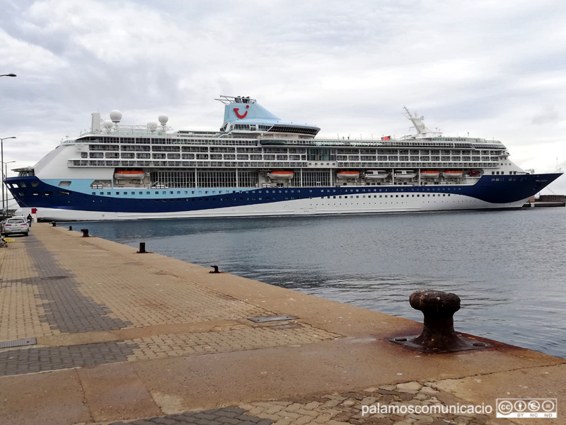 El creuer Marella Discovery 2, avui al port de Palamós.