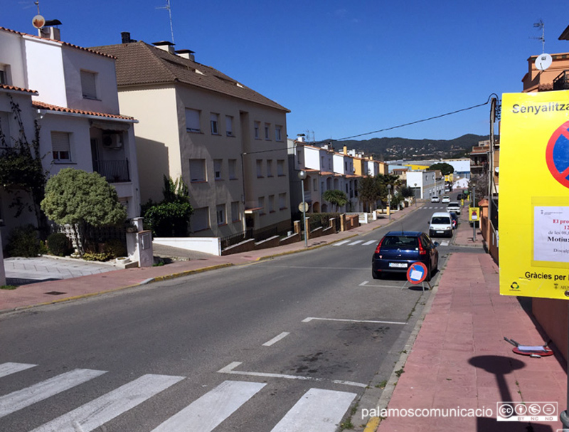 Senyalització al carrer de Pau Casals informant que s'hi farà una neteja intensiva.