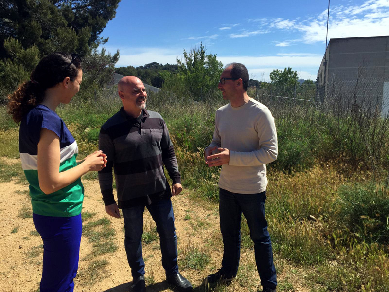 Chaymae Mechaal, Joan Barba i Lluís Puig, al voltant del Pavelló. (Foto: ERC Palamós-Sant Joan).