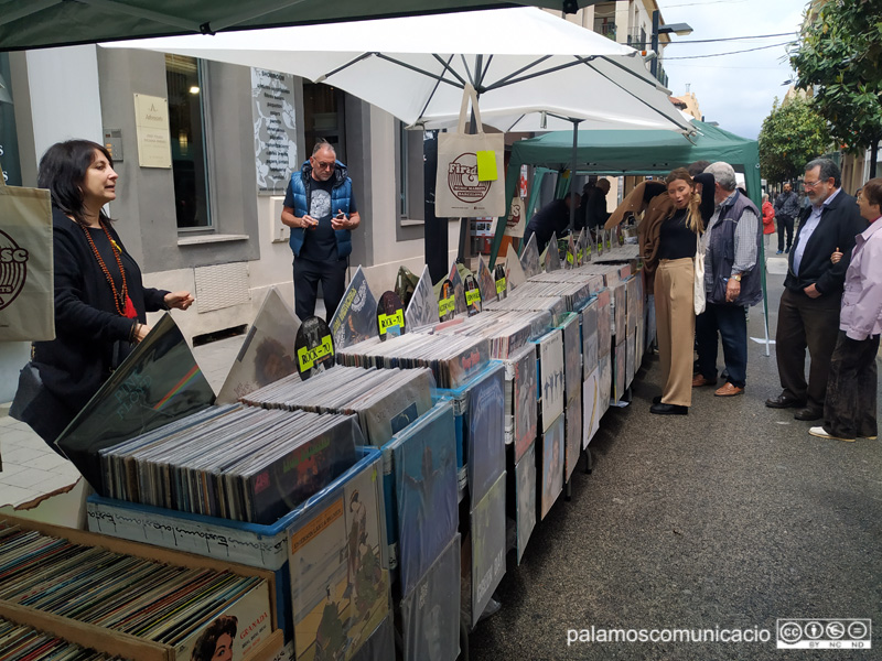 Parades de vinils al carrer de Cervantes, durant la Fira del Disc del passat dissabte.