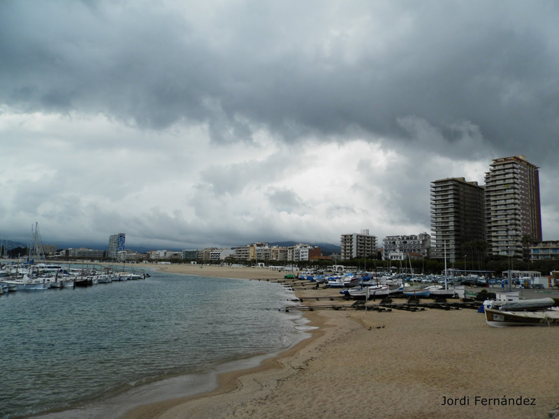 Núvols baixos sobre la platja Gran de Palamós, divendres passat. (Foto: Jordi Fernández - tempspalamos.blogspot.com).