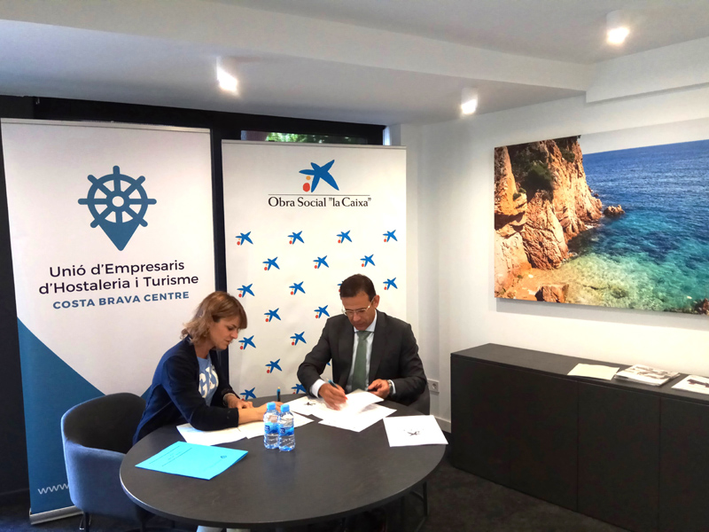 Barbara Hallé, presidenta de la Unió, i Jaume Masana, director territorial de CaixaBank a Catalunya. (Foto: Grup Costa Brava Centre).