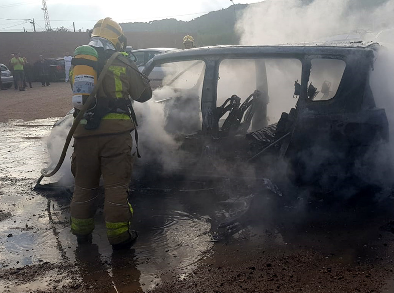 Bombers apagant el foc al cotxe calcinat. (Foto: Ajuntament de Palamós).