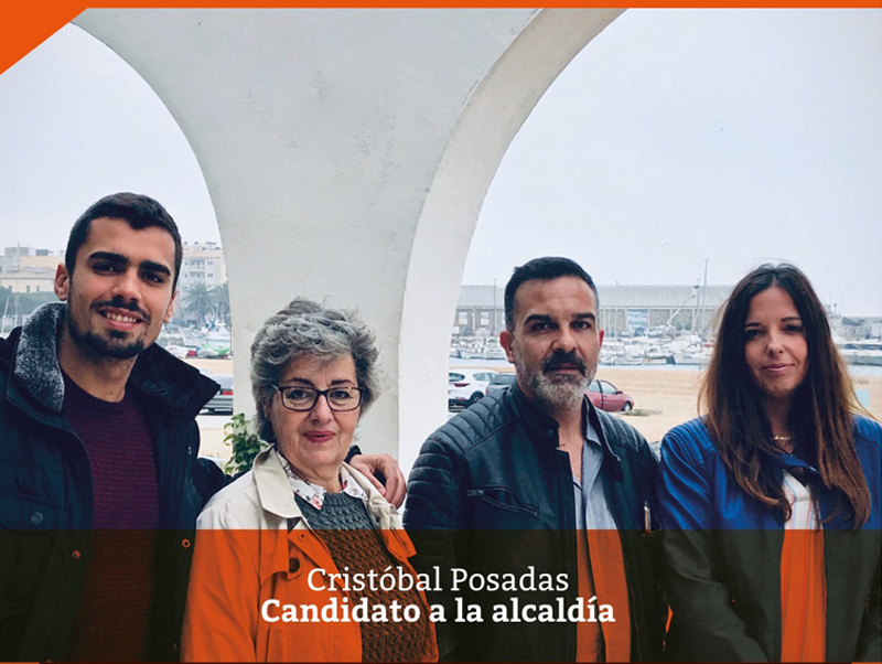 Candicatura de C's al passeig, amb la platja Gran de fons. (Foto: Ciutadans Palamós).