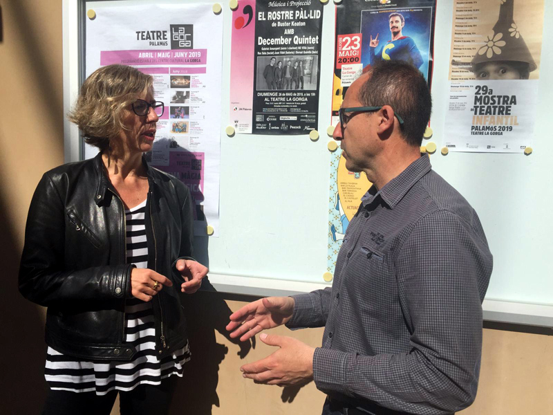Núria Botellé i Lluís Puig, de la candidatura d'ERC, davant del Centre Cultural La Gorga. (Foto: ERC Palamós-Sant Joan).