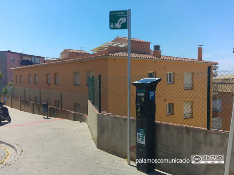 Un expenedor de tiquets d'àrea d'estacionament tarifat a Palamós.