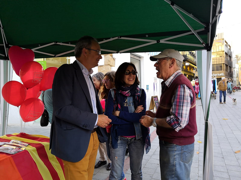 Josep Coll, candidat del PSC, atenent ciutadans ahir al carrer Major. (Foto: PSC Palamós i Sant Joan).