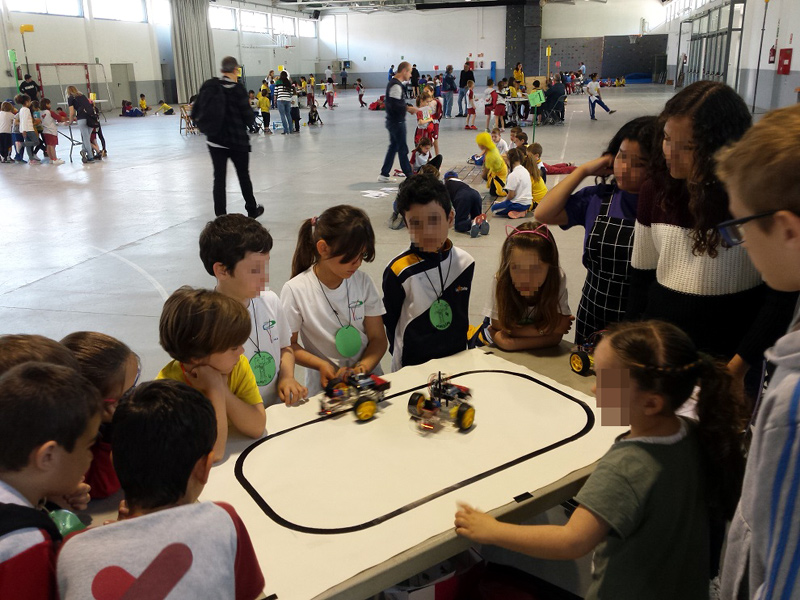 L'activitat de la Jornada de Robòtica realitzada aquest matí a la Nau dels 50 metres. (Foto: Ajuntament de Palamós).