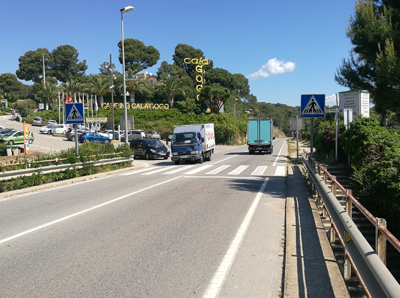 A la carretera C-253 hi ha molta circulació perquè hi ha diferents càmpings i hotels. 