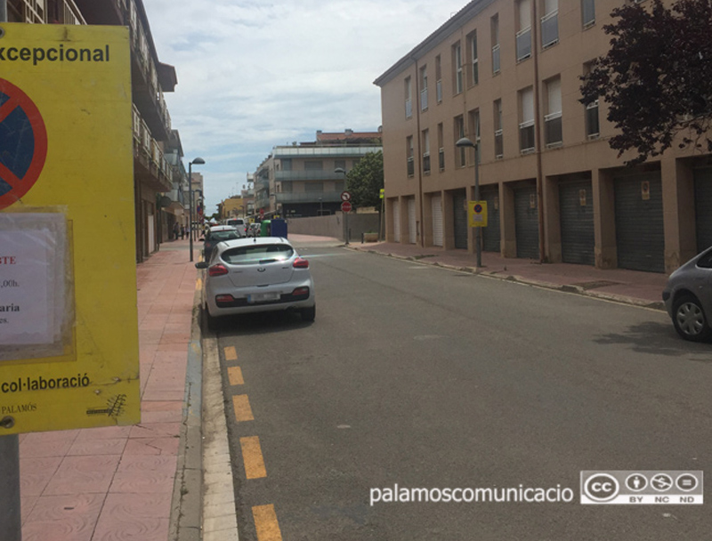Senyalització al carrer de Mallorca informant que s'hi farà una neteja intensiva.
