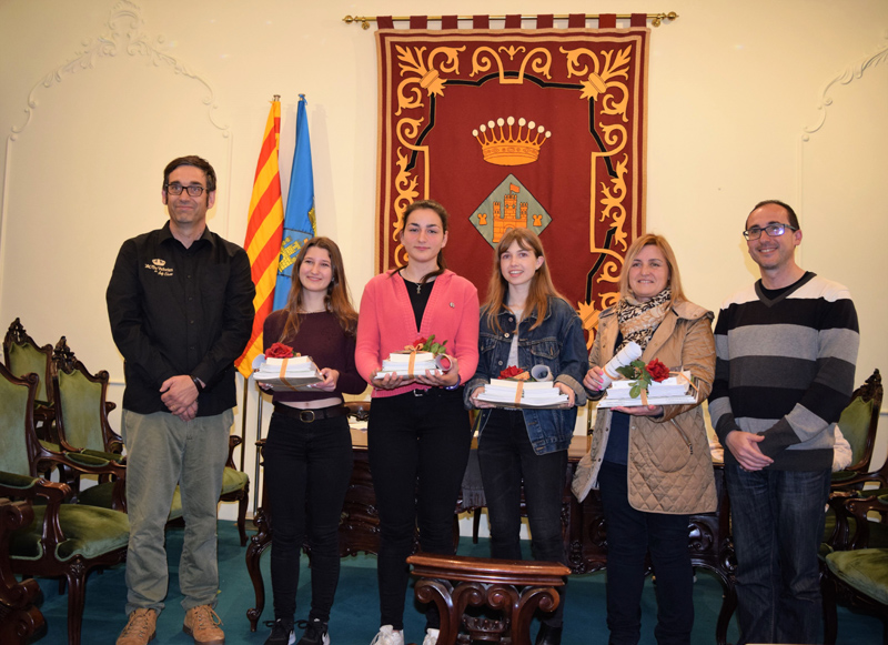 úlia Martí, tercera per l'esquerra, acompanyada d'altres finalistes del Premi, de l'alcalde i del regidor de Cultura. (Foto: Ajuntament de Palamós)..