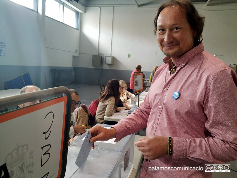 Dani Reixach (JuntsxPalamós i Sant Joan) ha votat a quarts de deu del matí.