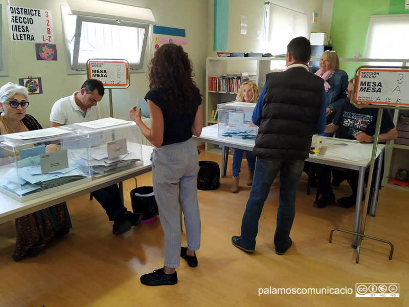 Votants al col·legi electoral de la Sala Polivalent Pla d'es Pla, aquesta tarda.