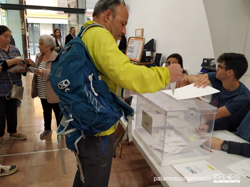 Votació de primera hora al col·legi electoral de l'Ajuntament de Palamós.