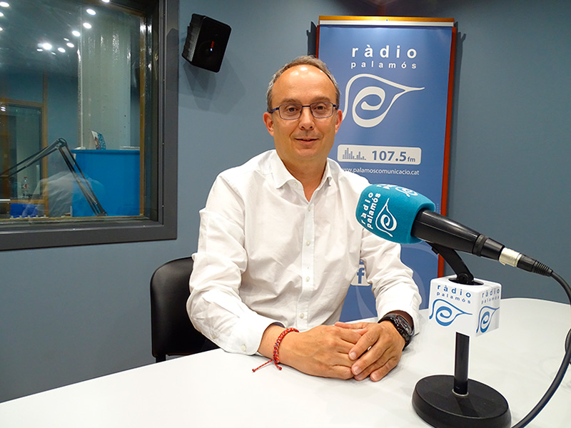 Josep Coll, als estudis de Ràdio Palamós.