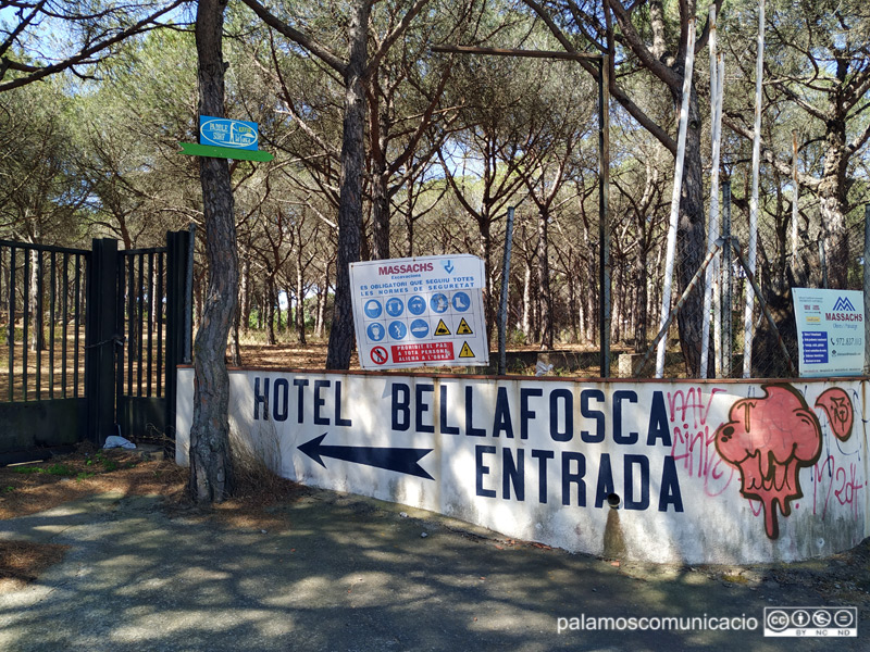L'antic hotel Bellafosca, en estat d'abandonament, aquest migdia.