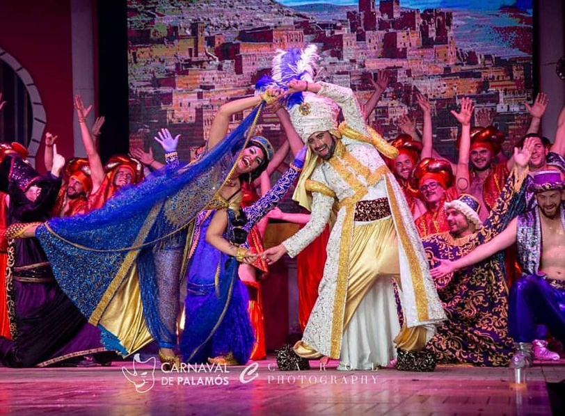 Núria Lisbona i Tomàs Brull, caracteritzats de Jasmin i Aladdin, amb la resta dels Kins 20, durant el Carnaval. (Foto: J. Carol).