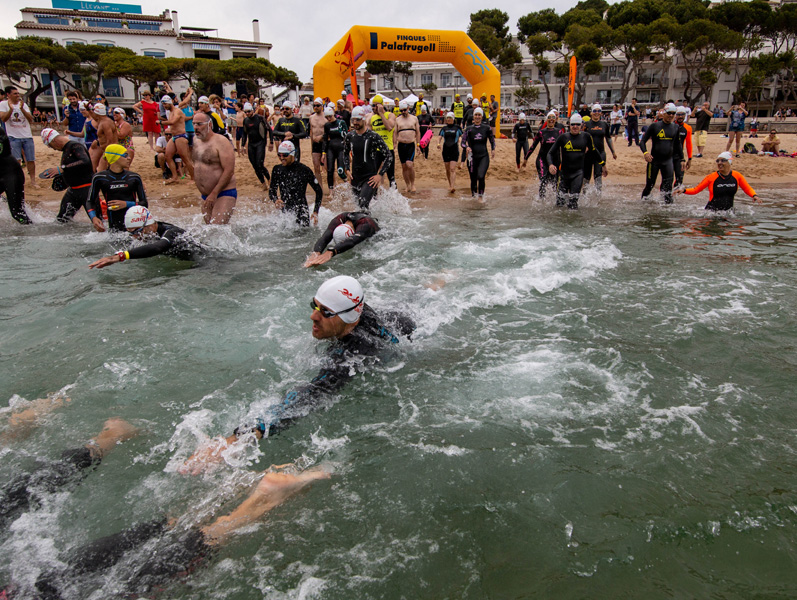 Participants de l'Oncoswim de l'any passat. Foto: Fundació Oncolliga Girona).