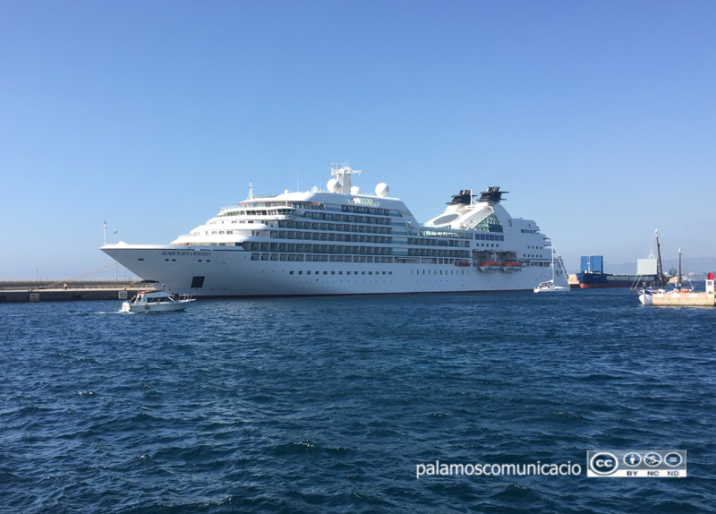 El Seabourn Odissey, en una escala anterior al port de Palamós.