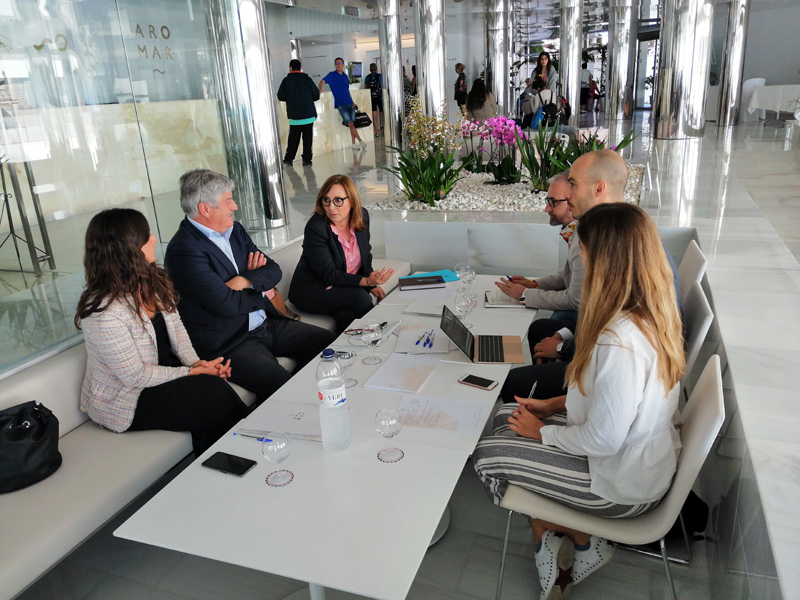 Reunió dels empresaris turístics i la Generalitat, el passat divendres a l'Hotel Aromar de Platja d’Aro. (Foto: Grup Costa Brava Centre).