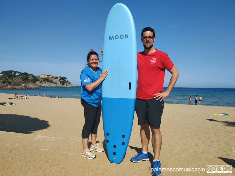 Ester Yesares, del CN Palamós, i Jordi Sansabrià, de l'Associació Pots, a la platja de La Fosca.