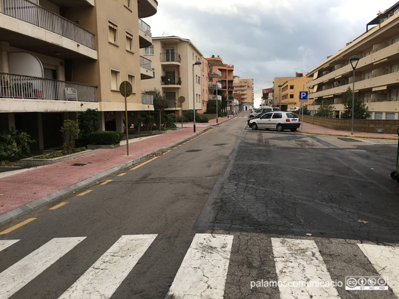 El carrer del Mar, en el límit entre els municipis de Palamós i de Calonge i Sant Antoni.