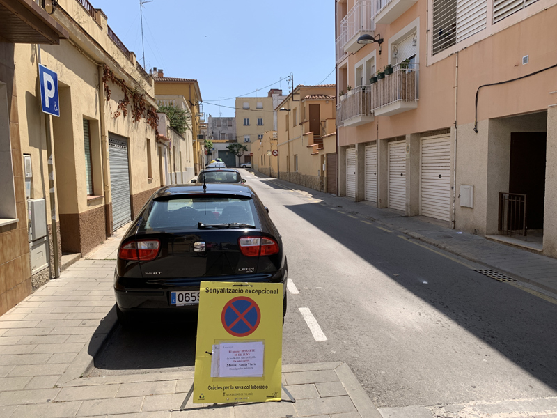 Senyalització al carrer de Muntaner informant que demà s'hi farà una neteja intensiva.