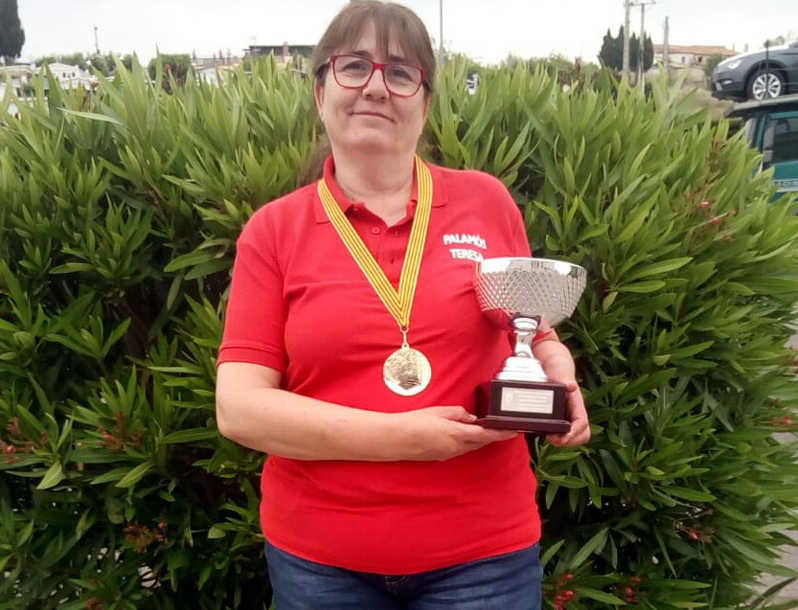 Teresa Botet, amb la copa de campiona. (Foto: Club de Bitlles Palamós).
