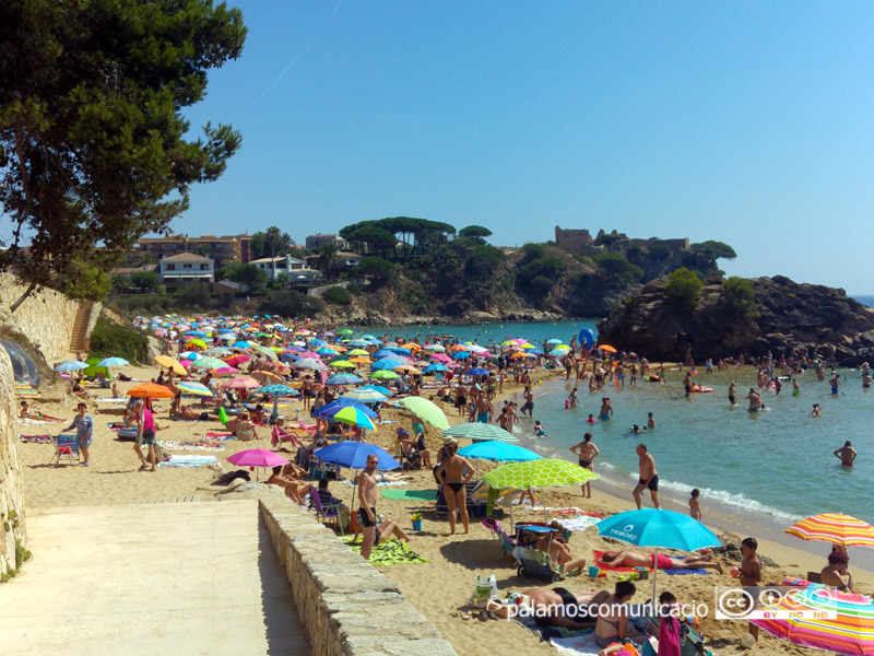 La platja de La Fosca, plena durant l'agost.