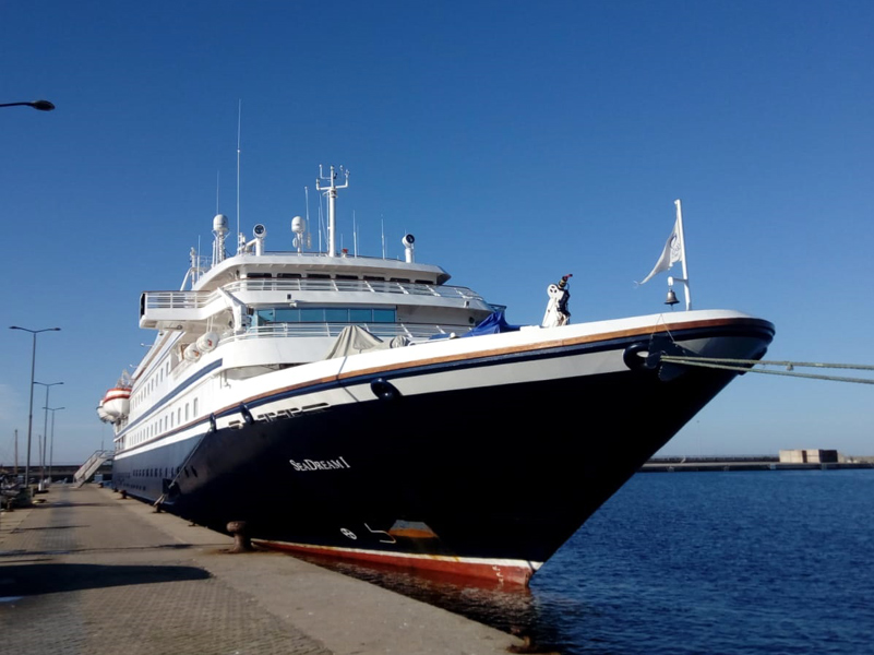 El Seadream I, avui al port de Palamós. (Foto: Ports de la Generalitat).