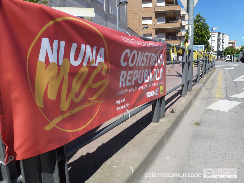 Una de les pancartes de la campanya 'Ni una més', de la CUP, en una imatge d'arxiu.