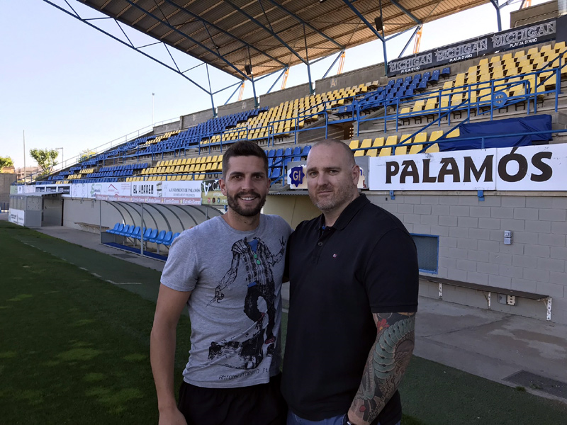 David Cano, amb el president del Palamós CF, Patxi Otamendi. (Foto: Palamós CF).