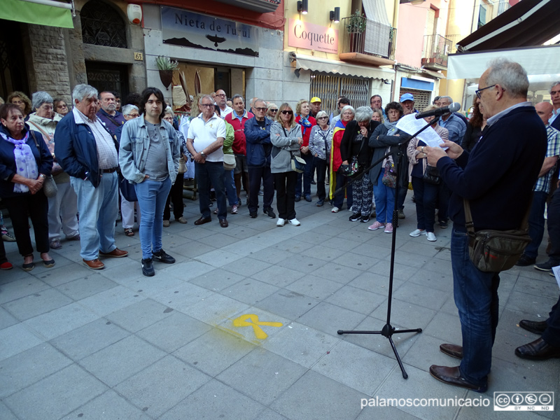 La concentració es va fer davant l'Ajuntament.