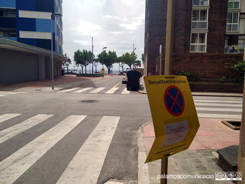 Senyalització al carrer de Rosselló informant que demà s'hi farà una neteja intensiva.