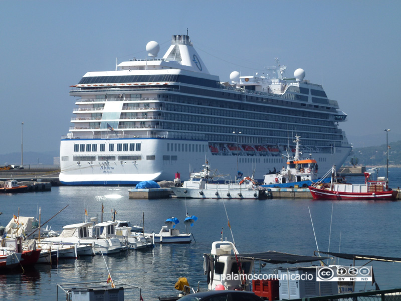 El creuer Riviera, atracat al moll comercial Fèlix Ribera del port de Palamós, en una imatge d'arxiu.