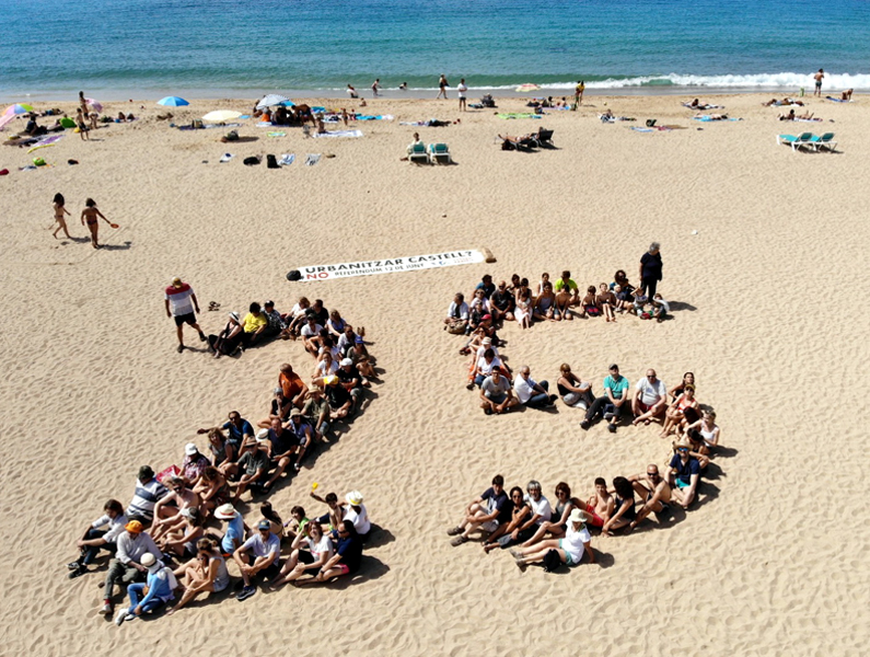 Un seguit de persones van voler recordar l'aniversari del refèrendum creant un 25 a la platja de Castell, aquest passat diumenge.