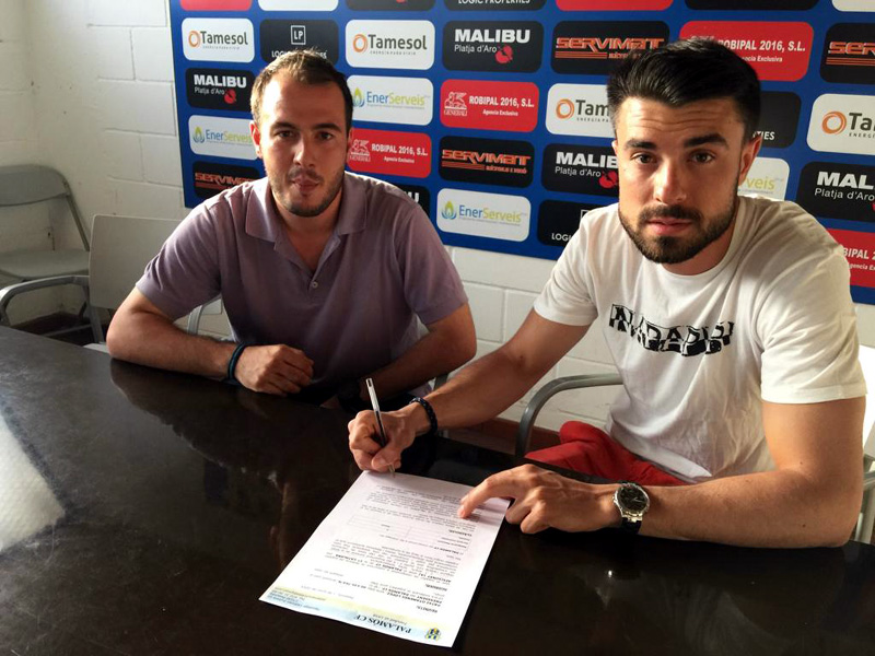 Toni Rossell, ahir amb el director esportiu del Palamós CF, Josep Rochés. (Foto: Ramon Ribas).