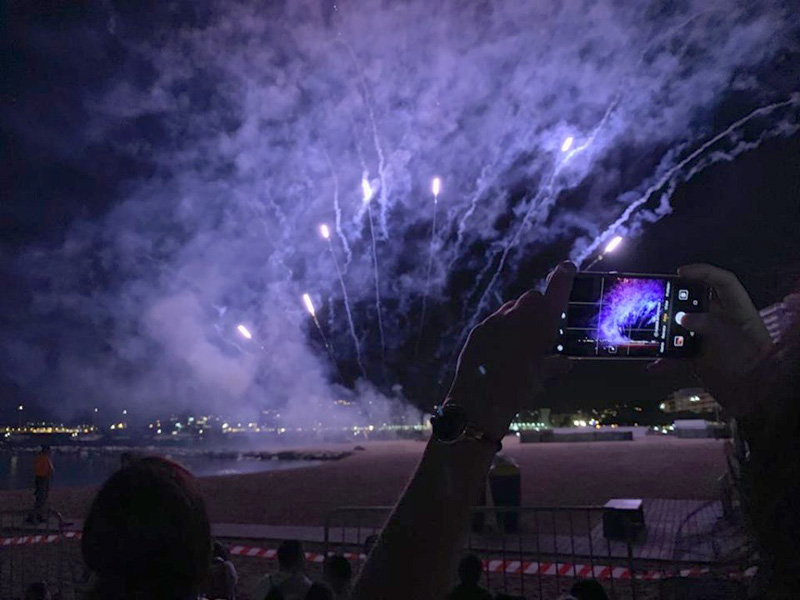 El castell de focs artificials que es va poder veure ahir al cel de la badia de Palamós. (Foto: Ajuntament de Palamós).