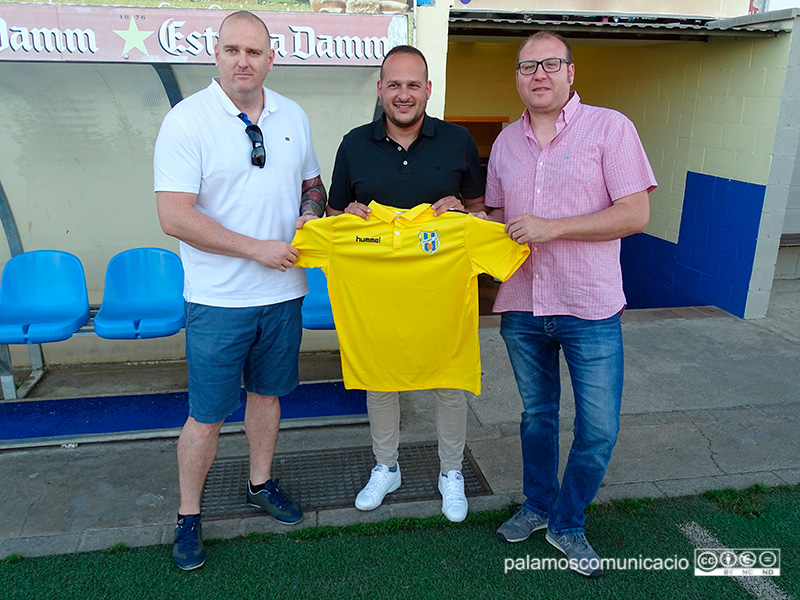 Joan Mármol, el dia de la seva presentació amb el president i el vicepresident, Patxi Otamendi i Pere Aliu, respectivament.