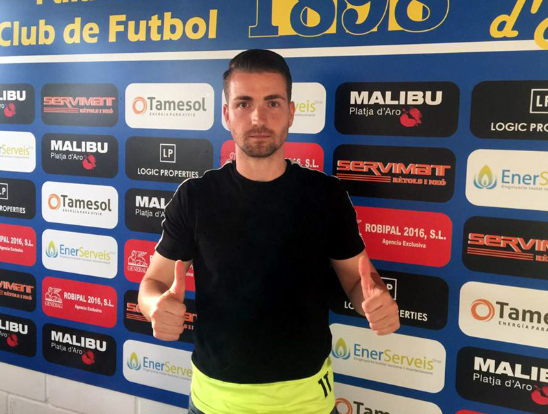 Dani Muela, nou fitxatge del Palamós CF, ahir a l'Estadi Municipal. (Foto: Ramon Ribas).