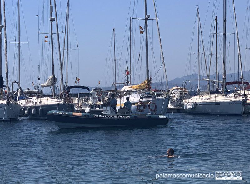 L'embarcació de la Policia Local de Palamós, aquest dissabte davant la Platja Gran.