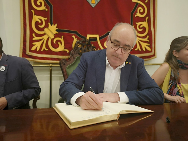 Josep Bargalló, aquest migdia firmant el Llibre d'Honor de l'Ajuntament de Palamós. (Foto: Ajuntament de Palamós).