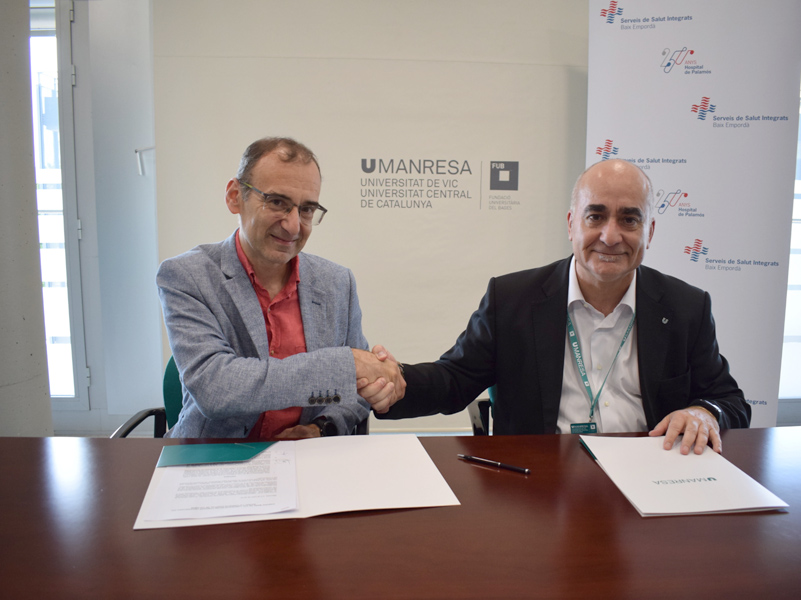 Xavier Pérez i Valentí Martínez firmant el conveni. (Foto: Campus Manresa).