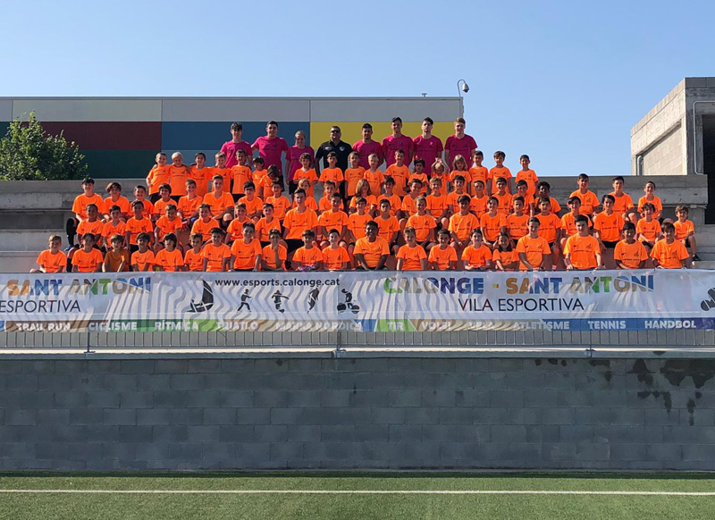 El grup de mainada que participa al campus Futcamp. (Foto: Escola de Futbol de Calonge i Sant Antoni).