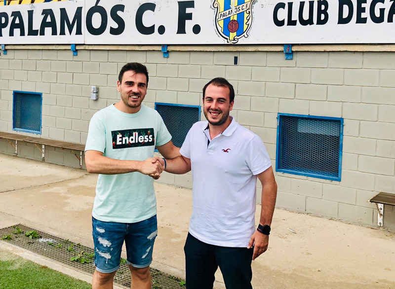 Jordi Tuscà, darrer fitxatge del Palamós, ahir amb el director esportiu Josep Rochés. (Foto: Palamós CF):