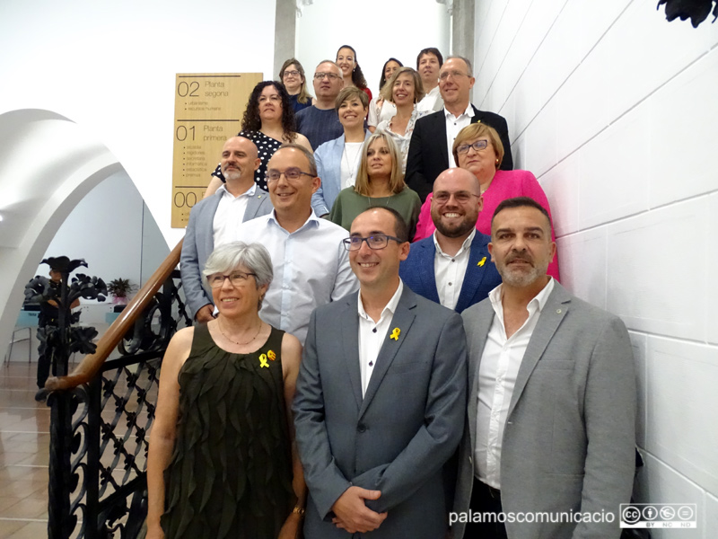 Foto dels regidors i regidores de l'Ajuntament de Palamós el dia de la constitució del Consistori.